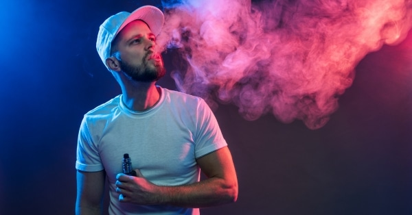 אדם משתמש במכשיר אידוי