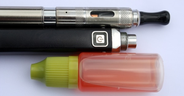 מעשן אדים עם סוללה נוספת ושמן אדים