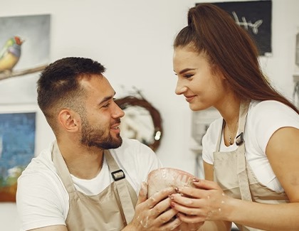 למה סדנת קרמיקה היא רעיון מהפכני למתנה זוגית