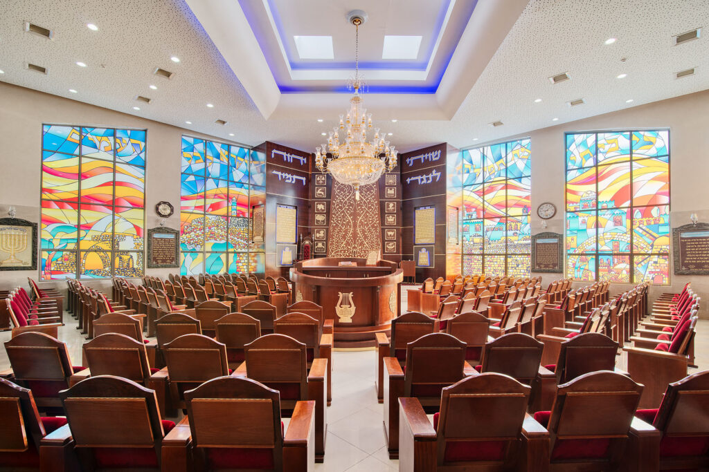 צילום עיצוב פנים של בית כנסת של עדת מרוקו עם ויטראז'ם מצוירים
