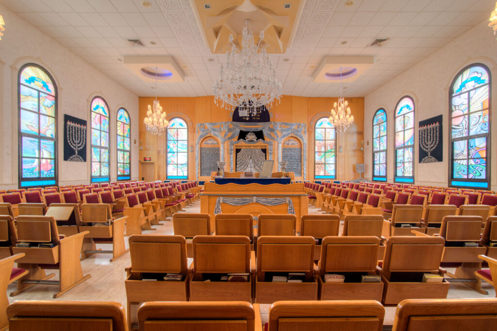 צילום פנים של בית כנסת
