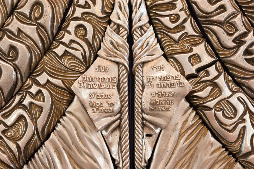 צילום תקריב של ארון קודם
