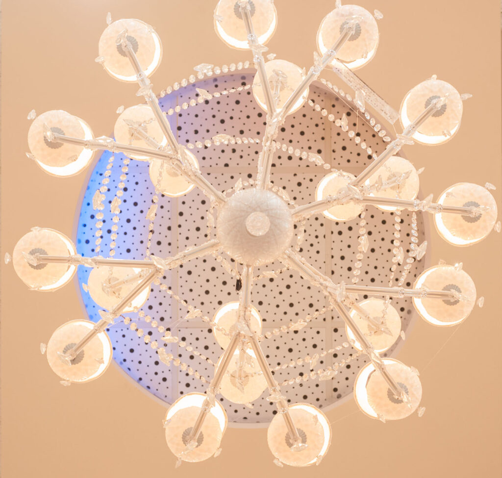 צילום גופי תאורה בבית כנסת