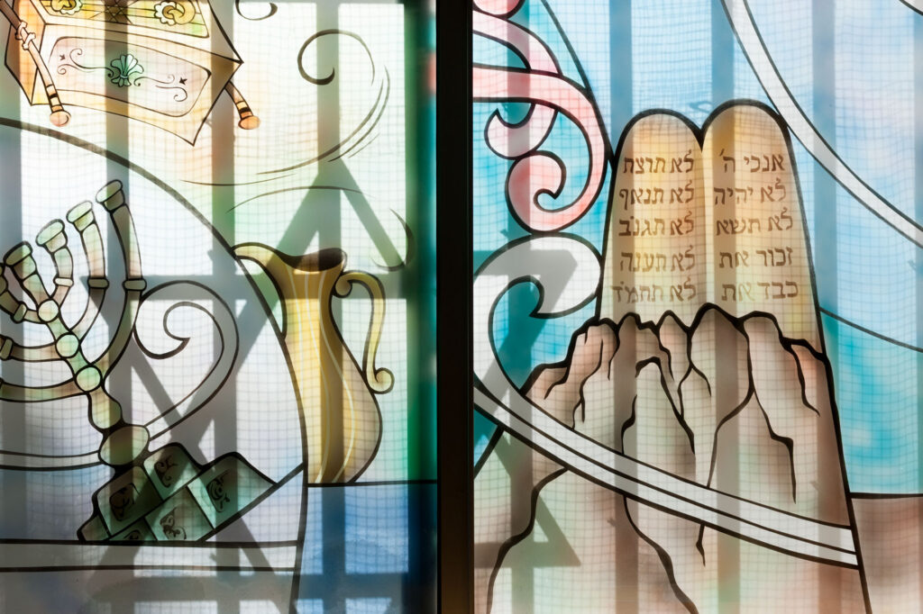 צילום ציורים על זכוכית בבית כנסת
